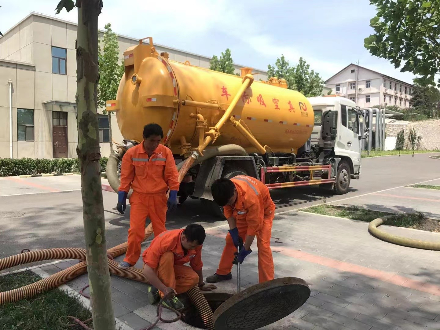 介休管道疏通车停在窨井附近